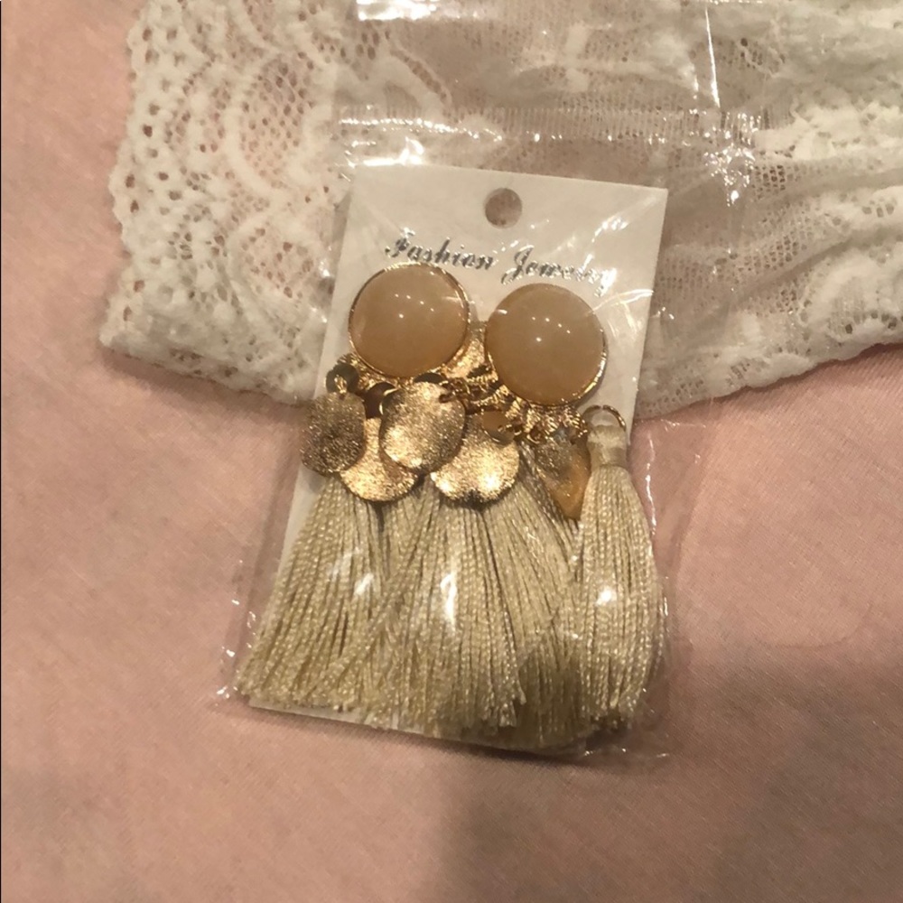3/🔟 Cream colored dangly earrings